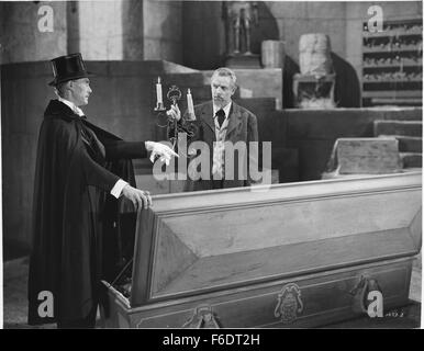 VERÖFFENTLICHT: 7. Dezember 1945 - Film Originaltitel: House of Dracula. Im Bild: Schauspieler JOHN CARRADINE als Graf Dracula und ONSLOW STEVENS als Dr. Edelman. Stockfoto