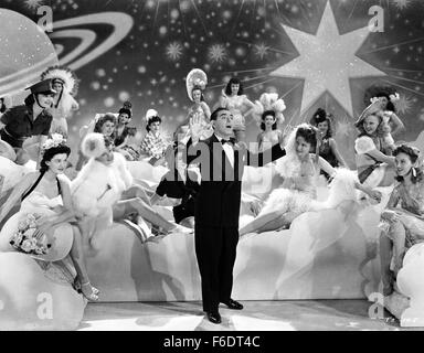 Datum der Freigabe: 1. Oktober 1943. FILMTITEL: Thank Your Lucky Stars. STUDIO: Warner Bros Pictures. PLOT: Eddie Cantor auf als Vorsitzender der Cavalcade of Stars nutzen Show im Gegenzug für die Verwendung von seiner Sänger, Dinah Shore besteht. Cantor stört die Produzenten Pläne mit seinen eigenen egozentrischen Ideen. Wenn sie einen talentierte Busfahrer namens Joe Simpson, der einen Schauspiel-Job nicht bekommen entdecken, weil er zu Eddie Cantor ähnelt, ist ein Schema ausgebrütet, um die Show wieder auf Kurs zu bringen. Im Bild: EDDIE CANTOR als er selbst / Joe Simpson. Stockfoto