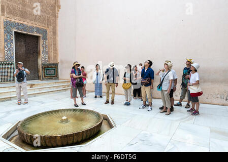 Japanische Touristen, die in der Festung und Palast der Alhambra in Granada, Andalusien, Spanien. Stockfoto