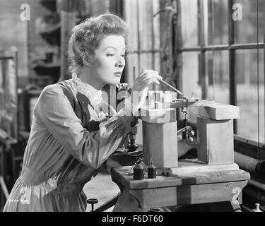 Datum der Freigabe: 15. Dezember 1943. FILMTITEL: Madame Curie. STUDIO: Metro-Goldwyn-Mayer (MGM). PLOT: Junge polnische Physikstudent Marie heiratet Arzt Pierre Curie, in dessen Labor arbeitete sie für eine Weile hatte. Auf ihrer Hochzeitsreise beschließen sie, herauszufinden, was die Ursache der seltsamen Effekts bemerkte Prof. Becquerel mit Uran/Thorium Steinen für ihre Dissertation. Nach vielen Experimenten finden sie heraus, dass es muss mehr radioaktive Elemente als Uran und Thorium, und sie versuchen, ihn zu isolieren. Nach jahrelangen Experimenten in einem behelfsmäßigen Labor an der Universität sind sie in der Lage, ein paar Körner zu isolieren Stockfoto