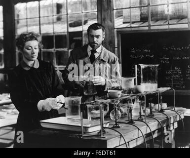 Datum der Freigabe: 15. Dezember 1943. FILMTITEL: Madame Curie. STUDIO: Metro-Goldwyn-Mayer (MGM). PLOT: Junge polnische Physikstudent Marie heiratet Arzt Pierre Curie, in dessen Labor arbeitete sie für eine Weile hatte. Auf ihrer Hochzeitsreise beschließen sie, herauszufinden, was die Ursache der seltsamen Effekts bemerkte Prof. Becquerel mit Uran/Thorium Steinen für ihre Dissertation. Nach vielen Experimenten finden sie heraus, dass es muss mehr radioaktive Elemente als Uran und Thorium, und sie versuchen, ihn zu isolieren. Nach jahrelangen Experimenten in einem behelfsmäßigen Labor an der Universität sind sie in der Lage, ein paar Körner zu isolieren Stockfoto