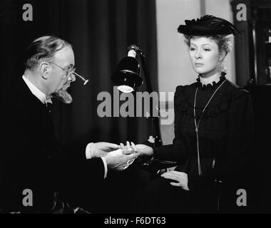 Datum der Freigabe: 15. Dezember 1943. FILMTITEL: Madame Curie. STUDIO: Metro-Goldwyn-Mayer (MGM). PLOT: Junge polnische Physikstudent Marie heiratet Arzt Pierre Curie, in dessen Labor arbeitete sie für eine Weile hatte. Auf ihrer Hochzeitsreise beschließen sie, herauszufinden, was die Ursache der seltsamen Effekts bemerkte Prof. Becquerel mit Uran/Thorium Steinen für ihre Dissertation. Nach vielen Experimenten finden sie heraus, dass es muss mehr radioaktive Elemente als Uran und Thorium, und sie versuchen, ihn zu isolieren. Nach jahrelangen Experimenten in einem behelfsmäßigen Labor an der Universität sind sie in der Lage, ein paar Körner zu isolieren Stockfoto