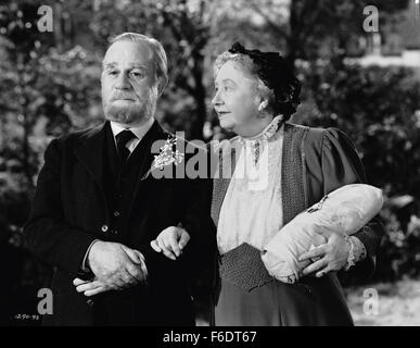 Datum der Freigabe: 15. Dezember 1943. FILMTITEL: Madame Curie. STUDIO: Metro-Goldwyn-Mayer (MGM). PLOT: Junge polnische Physikstudent Marie heiratet Arzt Pierre Curie, in dessen Labor arbeitete sie für eine Weile hatte. Auf ihrer Hochzeitsreise beschließen sie, herauszufinden, was die Ursache der seltsamen Effekts bemerkte Prof. Becquerel mit Uran/Thorium Steinen für ihre Dissertation. Nach vielen Experimenten finden sie heraus, dass es muss mehr radioaktive Elemente als Uran und Thorium, und sie versuchen, ihn zu isolieren. Nach jahrelangen Experimenten in einem behelfsmäßigen Labor an der Universität sind sie in der Lage, ein paar Körner zu isolieren Stockfoto