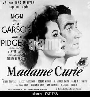 Datum der Freigabe: 15. Dezember 1943. FILMTITEL: Madame Curie. STUDIO: Metro-Goldwyn-Mayer (MGM). PLOT: Junge polnische Physikstudent Marie heiratet Arzt Pierre Curie, in dessen Labor arbeitete sie für eine Weile hatte. Auf ihrer Hochzeitsreise beschließen sie, herauszufinden, was die Ursache der seltsamen Effekts bemerkte Prof. Becquerel mit Uran/Thorium Steinen für ihre Dissertation. Nach vielen Experimenten finden sie heraus, dass es muss mehr radioaktive Elemente als Uran und Thorium, und sie versuchen, ihn zu isolieren. Nach jahrelangen Experimenten in einem behelfsmäßigen Labor an der Universität sind sie in der Lage, ein paar Körner zu isolieren Stockfoto