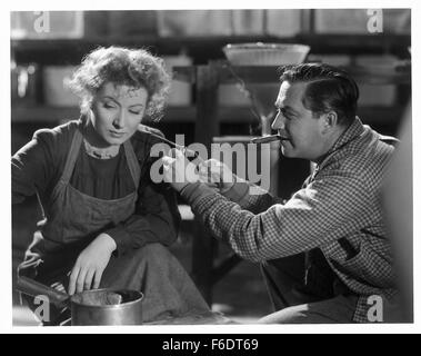 Datum der Freigabe: 15. Dezember 1943. FILMTITEL: Madame Curie. STUDIO: Metro-Goldwyn-Mayer (MGM). PLOT: Junge polnische Physikstudent Marie heiratet Arzt Pierre Curie, in dessen Labor arbeitete sie für eine Weile hatte. Auf ihrer Hochzeitsreise beschließen sie, herauszufinden, was die Ursache der seltsamen Effekts bemerkte Prof. Becquerel mit Uran/Thorium Steinen für ihre Dissertation. Nach vielen Experimenten finden sie heraus, dass es muss mehr radioaktive Elemente als Uran und Thorium, und sie versuchen, ihn zu isolieren. Nach jahrelangen Experimenten in einem behelfsmäßigen Labor an der Universität sind sie in der Lage, ein paar Körner zu isolieren Stockfoto