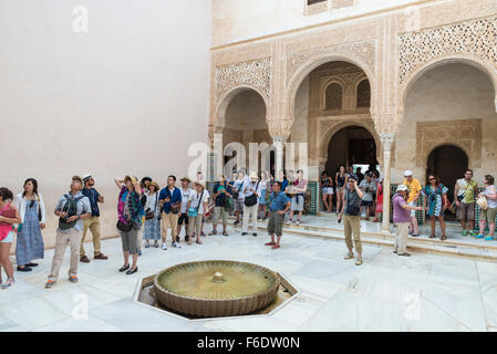 Japanische Touristen, die in der Festung und Palast der Alhambra in Granada, Andalusien, Spanien. Stockfoto