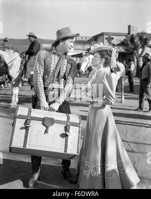 Datum der Freigabe: 18. Januar 1946. FILMTITEL: The Harvey Girls. STUDIO: Metro-Goldwyn-Mayer (MGM). PLOT: Auf einer Bahnfahrt meets West eine Bestellung per Post Braut Susan Bradley zu eine fröhliche Besatzung von jungen Frauen heraus öffnen ein Harvey House Restaurant an einem abgelegenen Whistle Stop reisen, gute Küche und gesunde Gesellschaft für Bahn-Reisende bieten. Wenn Susan und ihr schüchternen Verehrer Romantik erschreckend finden, tritt Susan Harvey Girls statt. Der Salon auf der gegenüberliegenden Straßenseite mit seinen verführerischen abgeklärte Frauen bietet ihnen harte Konkurrenz, fair und faul, und Susan sticht ins Auge des Ned Trent, Stockfoto