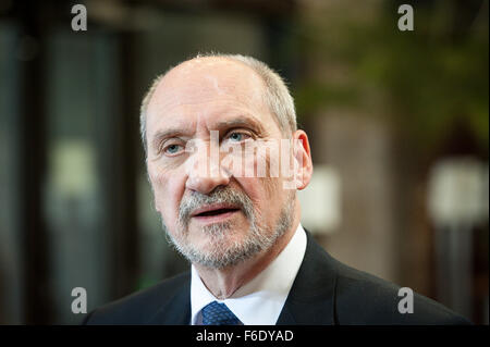 Brüssel, Bxl, Belgien. 17. November 2015. Polnische Verteidigungsminister Antoni Macierewicz zum Jahresbeginn einen europäischen Verteidigungsminister treffen in Brüssel am 17.11.2015 von Wiktor Dabkowski Credit: Wiktor Dabkowski/ZUMA Draht/Alamy Live News Stockfoto