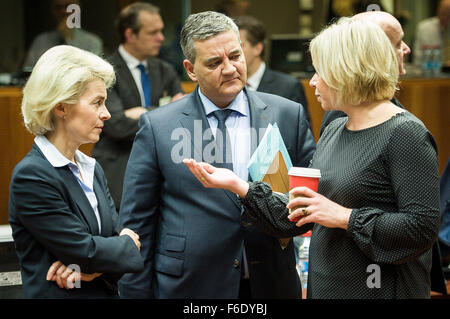 Brüssel, Bxl, Belgien. 17. November 2015. (L-R) Deutsche Verteidigungsministerin Ursula Von der Leyen, belgischen Verteidigungsminister Steven Vandeput und niederländische Verteidigungsminister Jeanine Hennis-Plasschaert zu Beginn einer europäischen Verteidigung Minister treffen in Brüssel am 17.11.2015 von Wiktor Dabkowski Credit: Wiktor Dabkowski/ZUMA Draht/Alamy Live News Stockfoto