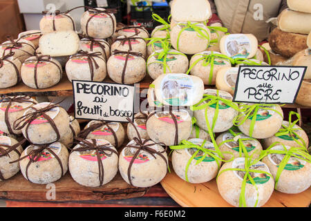 Moncalvo, Italien - Oktober 18,2015: Nahaufnahme des italienischen Käse in Moncalvo Trüffel fair. Stockfoto