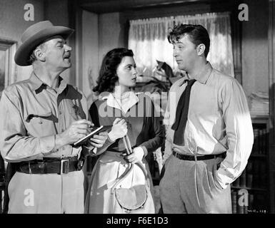 Erscheinungsdatum: 14. Juli 1950. FILMTITEL: Wo Gefahr lebt. STUDIO: RKO Radio Pictures. PLOT: Eine Nacht im Krankenhaus, trifft junge Ärztin Jeff Cameron Margo, die nach einem Selbstmordversuch gebracht wird. Schnell verliebt er sich in sie und sie werden persönlich beteiligt, aber es stellt sich heraus, dass Margo verheiratet ist. Bei einer Konfrontation Margo Mann versehentlich getötet und Jeff und Margo fliehen. Überschrift für Mexiko, versuchen sie, das Gesetz zu entkommen. Im Bild: ROBERT MITCHUM als Dr. Jeff Cameron. Stockfoto