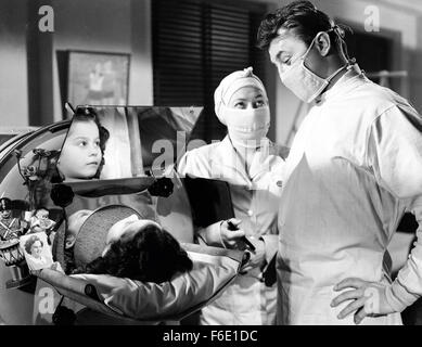 Erscheinungsdatum: 14. Juli 1950. FILMTITEL: Wo Gefahr lebt. STUDIO: RKO Radio Pictures. PLOT: Eine Nacht im Krankenhaus, trifft junge Ärztin Jeff Cameron Margo, die nach einem Selbstmordversuch gebracht wird. Schnell verliebt er sich in sie und sie werden persönlich beteiligt, aber es stellt sich heraus, dass Margo verheiratet ist. Bei einer Konfrontation Margo Mann versehentlich getötet und Jeff und Margo fliehen. Überschrift für Mexiko, versuchen sie, das Gesetz zu entkommen. Im Bild: ROBERT MITCHUM als Dr. Jeff Cameron. Stockfoto