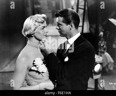 Erscheinungsdatum: 26. März 1951. FILMTITEL: Lullaby of Broadway. STUDIO: Warner Bros Pictures. PLOT: Hübsche Melinda Howard hat im Ausland mit einer musikalischen Truppe gesungen. Sie beschließt, zurück nach Hause, ihre Mutter zu überraschen, wen sie denkt ein erfolgreichen Broadway-Star mit einem Herrenhaus in Manhattan ist. Sie weiß nicht, dass ihre Mutter tatsächlich eine ausgebrannte Kabarettsängerin mit viel Liebe zum Whisky ist. Wenn sie in der Villa eintrifft, ist sie von den beiden Dienerinnen, die Freunde ihrer Mutter das Haus gehört eigentlich Adolph Hubbell, einen gutherzigen Broadway-Produzent, der auch hineingezogen wird genommen die Stockfoto