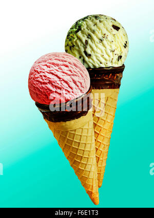 Zwei Eiswaffeln mit Kugeln Eis, Erdbeeren und Pistazien Stockfoto