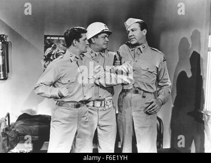 Datum der Freigabe: 5. Oktober 1952. FILMTITEL: Armee gebunden. STUDIO: Monogram Pictures. PLOT: Rennfahrer Frank Cermak ist verliebt in Jane Harris. Jane und ihre Eltern sehen Frank ein enges Rennen von Bill Peters, ein Leutnant der Armee beurlaubt zu gewinnen. Peters versucht Frank Foul, und Frank schlägt ihn in einen Faustkampf nach dem Rennen. Frank ist in die Armee eingezogen und (Widrigkeiten erstaunliche und überwältigende) findet Lt. Peters sein kommandierender Offizier zu sein. Janes Vater weigert sich Frank Erlaubnis, Jane zu heiraten, aber Jane sagt ihm, dass sie ihn heiraten wird unabhängig. Brauchen Geld, hat Frank seine Armee Kumpel, Matt H Stockfoto