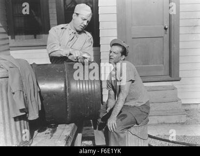 Datum der Freigabe: 5. Oktober 1952. FILMTITEL: Armee gebunden. STUDIO: Monogram Pictures. PLOT: Rennfahrer Frank Cermak ist verliebt in Jane Harris. Jane und ihre Eltern sehen Frank ein enges Rennen von Bill Peters, ein Leutnant der Armee beurlaubt zu gewinnen. Peters versucht Frank Foul, und Frank schlägt ihn in einen Faustkampf nach dem Rennen. Frank ist in die Armee eingezogen und (Widrigkeiten erstaunliche und überwältigende) findet Lt. Peters sein kommandierender Offizier zu sein. Janes Vater weigert sich Frank Erlaubnis, Jane zu heiraten, aber Jane sagt ihm, dass sie ihn heiraten wird unabhängig. Brauchen Geld, hat Frank seine Armee Kumpel, Matt H Stockfoto
