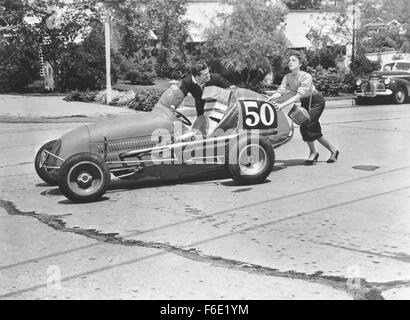 Datum der Freigabe: 5. Oktober 1952. FILMTITEL: Armee gebunden. STUDIO: Monogram Pictures. PLOT: Rennfahrer Frank Cermak ist verliebt in Jane Harris. Jane und ihre Eltern sehen Frank ein enges Rennen von Bill Peters, ein Leutnant der Armee beurlaubt zu gewinnen. Peters versucht Frank Foul, und Frank schlägt ihn in einen Faustkampf nach dem Rennen. Frank ist in die Armee eingezogen und (Widrigkeiten erstaunliche und überwältigende) findet Lt. Peters sein kommandierender Offizier zu sein. Janes Vater weigert sich Frank Erlaubnis, Jane zu heiraten, aber Jane sagt ihm, dass sie ihn heiraten wird unabhängig. Brauchen Geld, hat Frank seine Armee Kumpel, Matt H Stockfoto