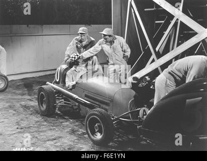 Datum der Freigabe: 5. Oktober 1952. FILMTITEL: Armee gebunden. STUDIO: Monogram Pictures. PLOT: Rennfahrer Frank Cermak ist verliebt in Jane Harris. Jane und ihre Eltern sehen Frank ein enges Rennen von Bill Peters, ein Leutnant der Armee beurlaubt zu gewinnen. Peters versucht Frank Foul, und Frank schlägt ihn in einen Faustkampf nach dem Rennen. Frank ist in die Armee eingezogen und (Widrigkeiten erstaunliche und überwältigende) findet Lt. Peters sein kommandierender Offizier zu sein. Janes Vater weigert sich Frank Erlaubnis, Jane zu heiraten, aber Jane sagt ihm, dass sie ihn heiraten wird unabhängig. Brauchen Geld, hat Frank seine Armee Kumpel, Matt H Stockfoto