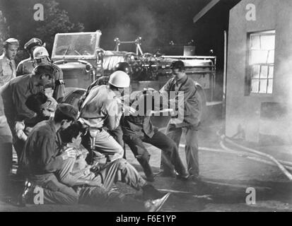 Datum der Freigabe: 5. Oktober 1952. FILMTITEL: Armee gebunden. STUDIO: Monogram Pictures. PLOT: Rennfahrer Frank Cermak ist verliebt in Jane Harris. Jane und ihre Eltern sehen Frank ein enges Rennen von Bill Peters, ein Leutnant der Armee beurlaubt zu gewinnen. Peters versucht Frank Foul, und Frank schlägt ihn in einen Faustkampf nach dem Rennen. Frank ist in die Armee eingezogen und (Widrigkeiten erstaunliche und überwältigende) findet Lt. Peters sein kommandierender Offizier zu sein. Janes Vater weigert sich Frank Erlaubnis, Jane zu heiraten, aber Jane sagt ihm, dass sie ihn heiraten wird unabhängig. Brauchen Geld, hat Frank seine Armee Kumpel, Matt H Stockfoto