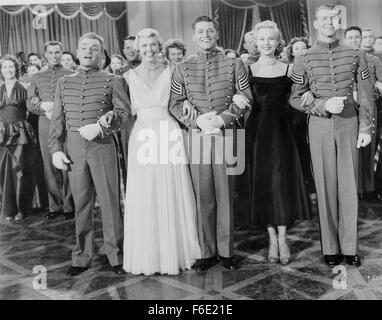 Datum der Freigabe: 25. Dezember 1950 Film Titel: The West Point Geschichte STUDIO: Warner Bros.-Bilder-Direktor: Roy Del Ruth PLOT: Broadway Regisseur Bix Bixby, auf sein Glück (Danke an Glücksspiel), ist widerstrebend überredet zu Militärakademie West Point (mit Eva, seiner wunderschönen Assistent und ein- und Liebe) gehen, um den Schülern zu helfen legte eine Show. Hintergedanke: rekrutieren Student star Tom Fletcher für Harry Eberharts Neuproduktion (Eberhart zufällig Toms Onkel). Bixby findet dann, dass er selbst als Kadett Leben muss.  Im Bild: JAMES CAGNEY als Elwin "Bix" Bixby, DORIS DAY als Ja Stockfoto