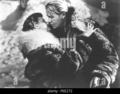 Datum der Freigabe: 19. Oktober 1952. FILMTITEL: Arktische Flug. STUDIO: Monogram Pictures. PLOT: Mike Wein, ein Alaskan Bush Pilot Betrieb der Bering Seegebiet, freundet sich mit John W. Wetherby, posieren als Reichtum Vereinigten Staaten Geschäftsmann. Aber in Wirklichkeit ist er ein russischer Spion auf dem Weg nach Sibirien tragenden Mikrofilme von den Vereinigten Staaten Verteidigung-Installationen. Im Bild: WAYNE MORRIS als Mike Wein und LOLA ALBRIGHT als Martha Raymond. Stockfoto