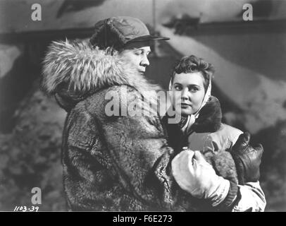 Datum der Freigabe: 19. Oktober 1952. FILMTITEL: Arktische Flug. STUDIO: Monogram Pictures. PLOT: Mike Wein, ein Alaskan Bush Pilot Betrieb der Bering Seegebiet, freundet sich mit John W. Wetherby, posieren als Reichtum Vereinigten Staaten Geschäftsmann. Aber in Wirklichkeit ist er ein russischer Spion auf dem Weg nach Sibirien tragenden Mikrofilme von den Vereinigten Staaten Verteidigung-Installationen. Im Bild: WAYNE MORRIS als Mike Wein und LOLA ALBRIGHT als Martha Raymond. Stockfoto