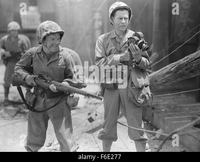 Erscheinungsdatum: 26. Oktober 1952. FILMTITEL: Kampfzone. STUDIO: Allied Artists Bilder. PLOT: Danny, ein Marinekorps-Veteran des zweiten Weltkriegs erneut wirbt der Korea-Krieg bricht aus. Er schließt sich eine Marine Motion Picture Unit Bekämpfung Filmmaterial spezialisiert. Dort trifft er erneut Mitch, ein ehemaliger Kamerad und entdeckt, dass Mitch nun tätig ist, das Mädchen Danny hinter sich gelassen in Rom während des letzten Krieges. Eine Rivalität entwickelt zwischen Danny und Mitch, die auf dem Schlachtfeld schwappt. Eine geheime Mission hinter den nordkoreanischen Linien bringt ihre Rivalität zu den Siedepunkt. IM BILD:. Stockfoto