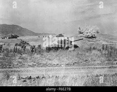 Erscheinungsdatum: 26. Oktober 1952. FILMTITEL: Kampfzone. STUDIO: Allied Artists Bilder. PLOT: Danny, ein Marinekorps-Veteran des zweiten Weltkriegs erneut wirbt der Korea-Krieg bricht aus. Er schließt sich eine Marine Motion Picture Unit Bekämpfung Filmmaterial spezialisiert. Dort trifft er erneut Mitch, ein ehemaliger Kamerad und entdeckt, dass Mitch nun tätig ist, das Mädchen Danny hinter sich gelassen in Rom während des letzten Krieges. Eine Rivalität entwickelt zwischen Danny und Mitch, die auf dem Schlachtfeld schwappt. Eine geheime Mission hinter den nordkoreanischen Linien bringt ihre Rivalität zu den Siedepunkt. IM BILD:. Stockfoto