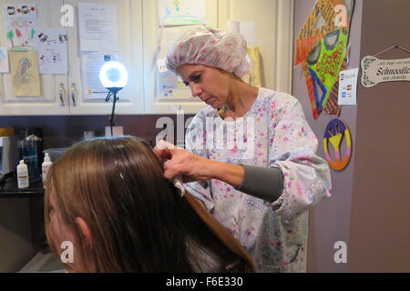 Potomac, USA. 2. November 2015. Lauren Salzberg (R), auch bekannt als Läuse-Lady, behandelt ein Kunde für Kopfläuse in ihrem Studio, einer umgebauten Garage, in Potomac, USA, 2. November 2015. Alle Kunden haben das gleiche Problem, Kopfläuse leiden. So genannte Läuse-Damen wie Salzberg, behandeln ihre Kunden mit Sorgfalt, Geduld, Haarspülung und einem Läusekamm. Foto: Andrea Barthelemy/Dpa/Alamy Live News Stockfoto