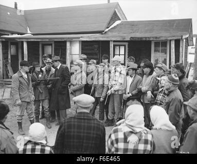 Datum der Freigabe: 12. Februar 1952. FILMTITEL: Auf gefährliches Terrain. STUDIO: RKO Radio Pictures. PLOT: Hart, zurückgezogen Stadt Polizist Jim Wilson roughs eine zu viele Verdächtige und Hinterland zu untersuchen, die Ermordung eines jungen Mädchens in die Winterlandschaft gesendet. Dort trifft er Mary Malden, wen er attraktiv und unabhängige findet. Allerdings ist Marias Bruder Hauptverdächtige in der Tötung. Und Maria ist blind. IM BILD:. Stockfoto