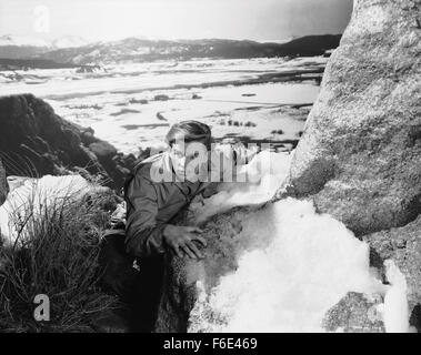 Datum der Freigabe: 12. Februar 1952. FILMTITEL: Auf gefährliches Terrain. STUDIO: RKO Radio Pictures. PLOT: Hart, zurückgezogen Stadt Polizist Jim Wilson roughs eine zu viele Verdächtige und Hinterland zu untersuchen, die Ermordung eines jungen Mädchens in die Winterlandschaft gesendet. Dort trifft er Mary Malden, wen er attraktiv und unabhängige findet. Allerdings ist Marias Bruder Hauptverdächtige in der Tötung. Und Maria ist blind. IM BILD:. Stockfoto