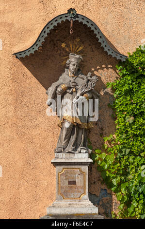 Skulptur des heiligen Nepomuk, mit Baldachin, gehen bin Wilden Kaiser, Tirol, Österreich Stockfoto