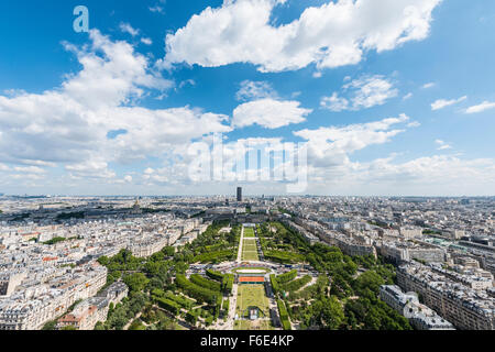 Blick vom Eiffelturm, Champ de Mars, Paris, Ile de France, Frankreich Stockfoto