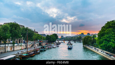 Blick über Seineufer, Boote, Sonnenuntergang, Paris, Ile de France, Frankreich Stockfoto