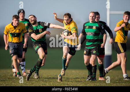 Rugby-Spieler ausbrechen von tackle Stockfoto