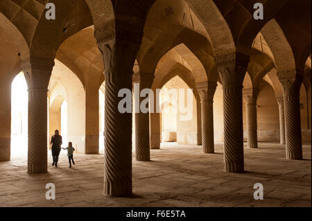 Mutter mit Kind im Vakil Moschee Gebetshalle, Shiraz, Iran Stockfoto