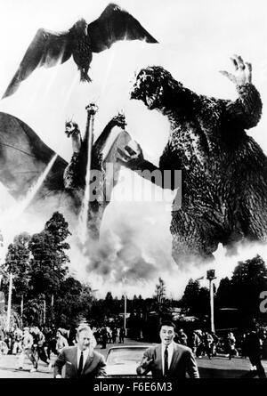 15. Juni 1955 -... GODZILLA ÜBERFÄLLE WIEDER (955). GOJIRA KEINE GYAKUSHU (ALT). GIGANTIS DAS FEUER MONSTER (ALT)... Godzilla Überfälle wieder - 1955. (Bild Kredit: C Moviestore/Unterhaltung Bilder / Draht) Stockfoto