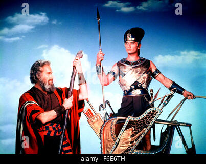 VERÖFFENTLICHT Datum: 5. Oktober 1956. FILMTITEL: Die zehn Gebote. STUDIO: Paramount Pictures. PLOT: Moses führt die Sklaven von der Tyrannei des ägyptischen Pharaos und in die Wüste, wo er später das Gesetz Gottes gegeben ist. Einst der Pharao Chef Architekt, Moses erhält die Aufmerksamkeit der Königin bis He Rebellen und wird ins Exil gewirkt. Bild: CHARLTON HESTON und YUL BRYNNER Sterne wie Moses und Ramses. Stockfoto
