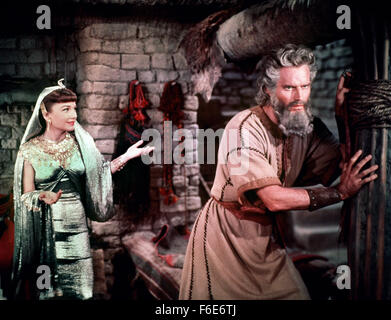 VERÖFFENTLICHT Datum: 5. Oktober 1956. FILMTITEL: Die zehn Gebote. STUDIO: Paramount Pictures. PLOT: Moses führt die Sklaven von der Tyrannei des ägyptischen Pharaos und in die Wüste, wo er später das Gesetz Gottes gegeben ist. Einst der Pharao Chef Architekt, Moses erhält die Aufmerksamkeit der Königin bis He Rebellen und wird ins Exil gewirkt. Bild: CHARLTON HESTON und ANNE BAXTER Sterne wie Moses und Nefretiri. Stockfoto