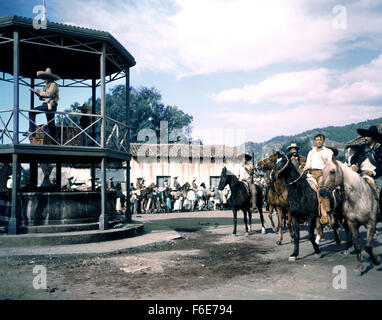 Erscheinungsdatum: September 1956. FILMTITEL: Bandido. STUDIO: D.R.M. Productions. PLOT: Amerikanische Waffenhändler Kennedy hofft, eine Tötung durch den Verkauf an Theregulares in der mexikanischen Revolution von 1916. Amerikanische Söldner Wilson begünstigt die Rebellen unter der Leitung von Escobar und Plotten sie Kennedys Arme zu entführen; Wilson hat aber auch sein Auge auf Kennedys Frau. Razzien gegen Überfälle und Fluchten folgen in einem regelrechten Kugelhagel. Im Bild: ROBERT MITCHUM als Wilson. Stockfoto