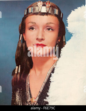 VERÖFFENTLICHT Datum: 5. Oktober 1956. FILMTITEL: Die zehn Gebote. STUDIO: Paramount Pictures. PLOT: Moses führt die Sklaven von der Tyrannei des ägyptischen Pharaos und in die Wüste, wo er später das Gesetz Gottes gegeben ist. Einst der Pharao Chef Architekt, Moses erhält die Aufmerksamkeit der Königin bis He Rebellen und wird ins Exil gewirkt. Bild: NINA FOCH als die Pharaonen-Tochter. Stockfoto