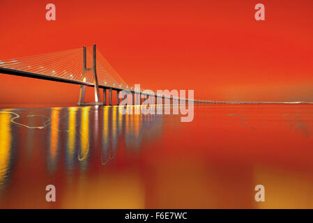 Portugal: Nächtliche Aussicht mit malerischen Himmel Brücke Ponte Vasco da Gama in Lissabon Stockfoto