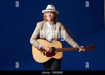 Edinburgh International Book Festival 2013 Porträt Cerys Matthews im Charlotte Square Garden. Sie ist eine walisische Sängerin. Stockfoto