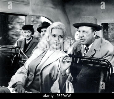 Erscheinungsdatum: 27. Mai 1957. FILMTITEL: Wayward Bus. STUDIO: Twentieth Century Fox Film Corporation. PLOT:. Im Bild: JAYNE MANSFIELD als Camille Oakes und DAN DAILEY als Ernest Horton (Bild Kredit: Entertainment Bilder) Stockfoto