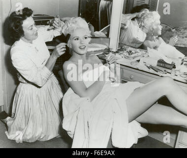 Erscheinungsdatum: 27. Mai 1957. FILMTITEL: Wayward Bus. STUDIO: Twentieth Century Fox Film Corporation. PLOT:. Im Bild: JAYNE MANSFIELD als Camille Oakes (Bild Kredit: Entertainment Bilder) Stockfoto