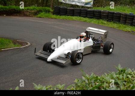 Ein Rennwagen beschleunigt in einer Kurve Stockfoto