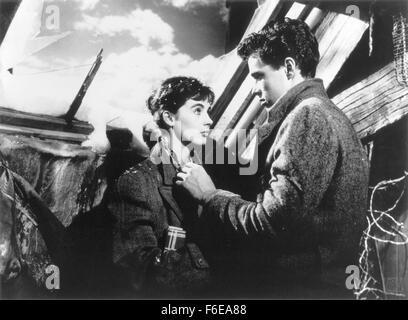 18. März 1959; Hollywood, Kalifornien, USA; MILLIE PERKINS als Anne Frank und RICHARD BEYMER als Peter Van Daan Star in "Das Tagebuch der Anne Frank" unter der Regie von George Stevens. Stockfoto