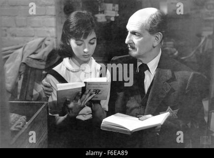 18. März 1959; Hollywood, Kalifornien, USA; MILLIE PERKINS als Anne Frank und JOSEPH SCHILDKRAUT als Otto Frank Stern in "Das Tagebuch der Anne Frank" unter der Regie von George Stevens. Stockfoto