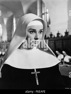 Datum der Freigabe: Juli 1959. FILMTITEL: Die Nonne Geschichte. STUDIO: Warner Bros Pictures. PLOT: Gabrielle Van Der Mal gaben alles, Nonne zu werden. Aber ihr Glaube und ihr Gelübde für immer getestet: zuerst im missionarischen Kongo Krankenhaus wo sie die brillant und schön Dr. Fortunati unterstützt und dann an das Mutterhaus in Frankreich bei dem zweiten Weltkrieg ausgebrochen ist und die Nonnen vom Orden zu ergreifen verboten sind. Im Bild: AUDREY HEPBURN als Schwester Luke. Stockfoto