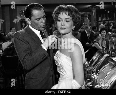 19. Juni 1960; Hollywood, Kalifornien, USA; FRANK SINATRA und ANGIE DICKINSON star als Danny und Beatrice Ozean in der Verbrechen-Komödie "Ocean's Eleven" unter der Regie von Lewis Milestone. Obligatorische Credit: Foto von Warner Bros/Bilder. (c) Copyright 1960 von mit freundlicher Genehmigung von Warner Bros. Stockfoto